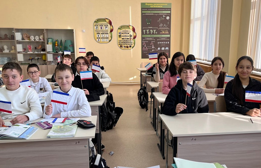 Депутаты провели патриотические уроки для школьников Евпатории в День Республики Крым